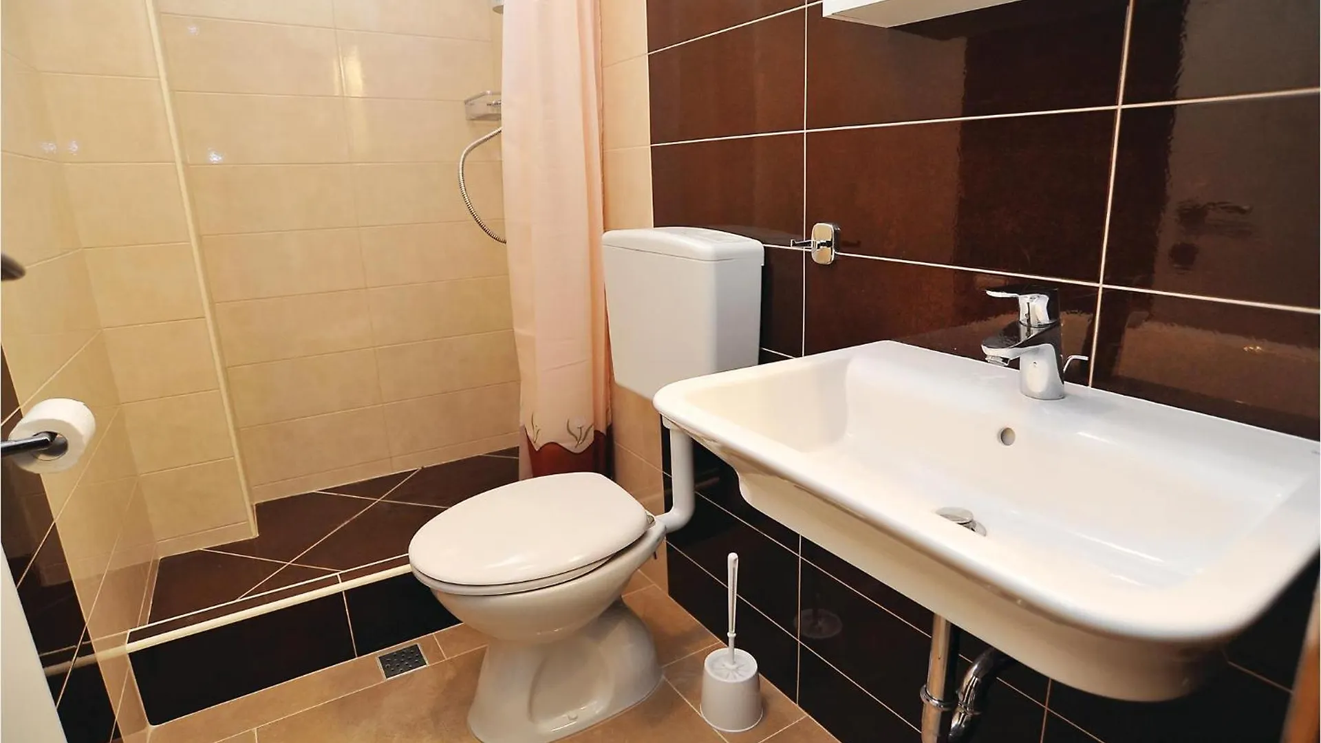 Lovely Home In Pakostane With Wifi 0*,